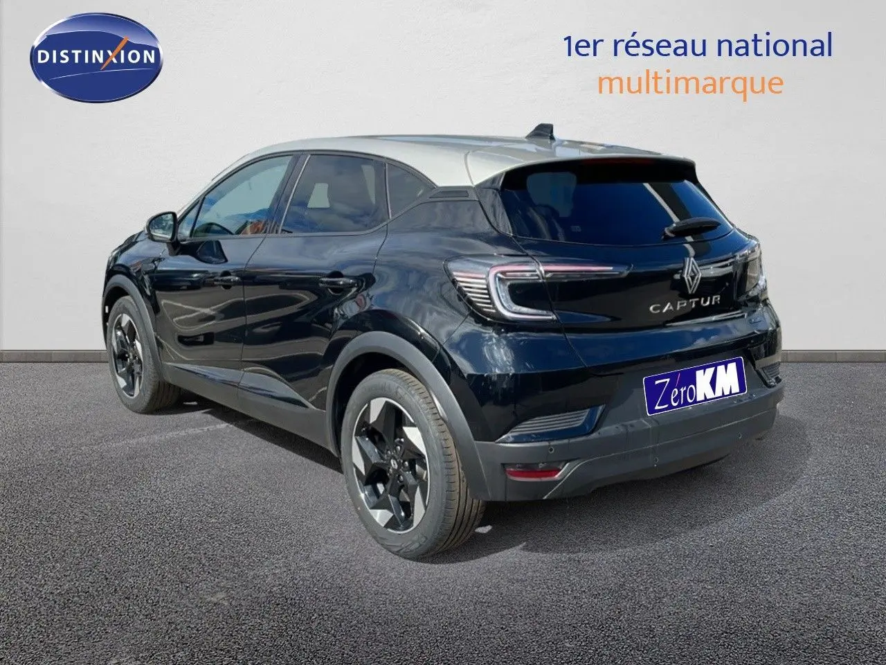 Renault Captur 2025 noir étoile métal avec toit gris, vue 3/4 arrière côté gauche, jantes biton et feux LED distinctifs.