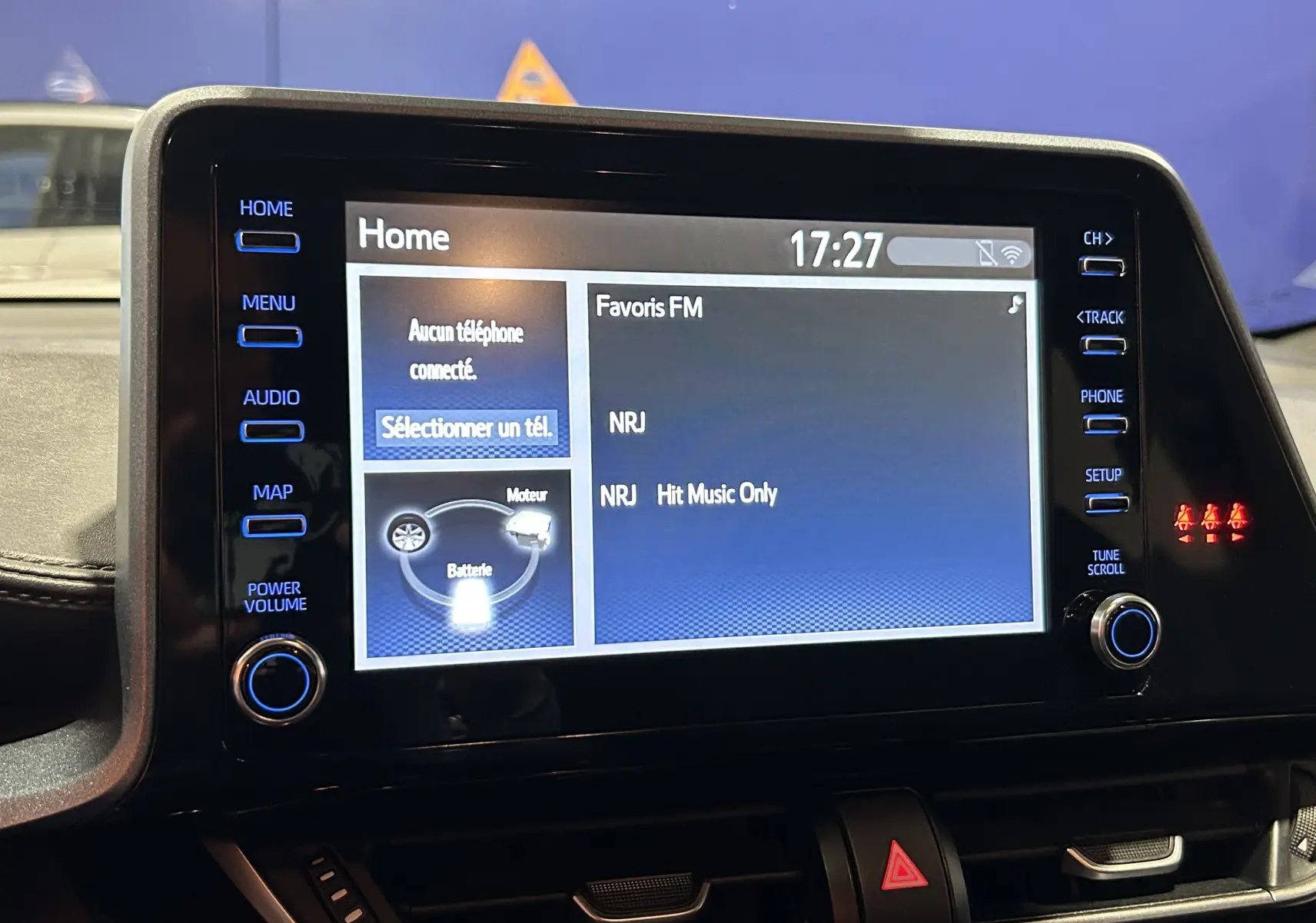 Écran tactile central du Toyota C-HR Hybride 2021 affichant la radio FM et les options de connexion téléphone.
