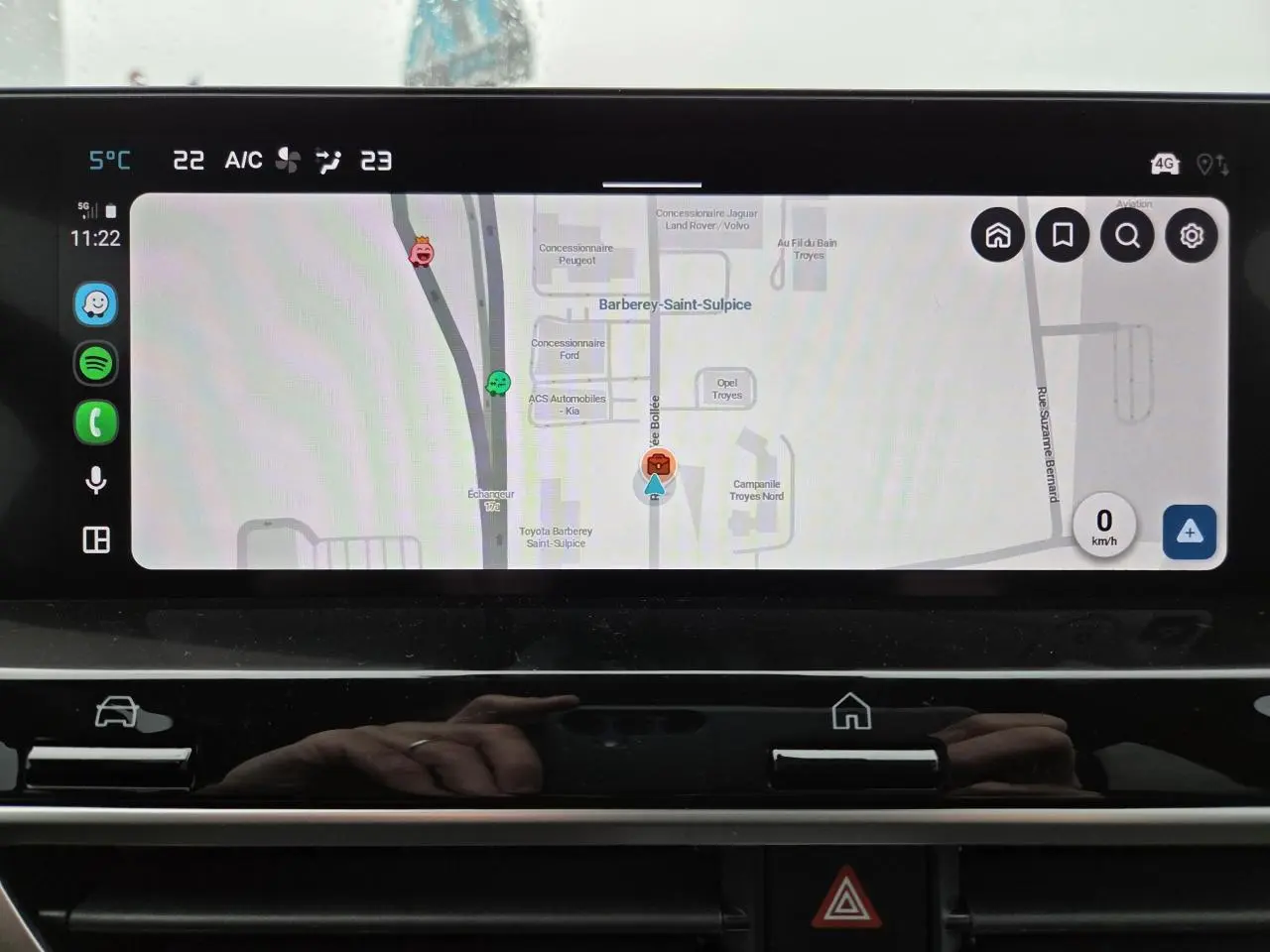 Écran tactile central affichant la navigation 3D dans l'habitacle de la Citroën C4 blanche toit noir.