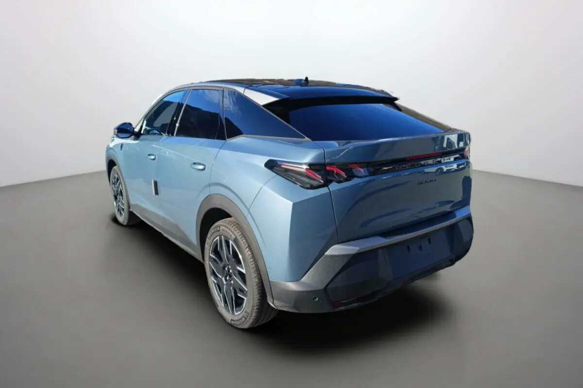 Peugeot 3008 Hybrid 145 vue 3/4 arrière côté gauche, bleu Ingara avec toit noir et jantes alu 19 pouces.