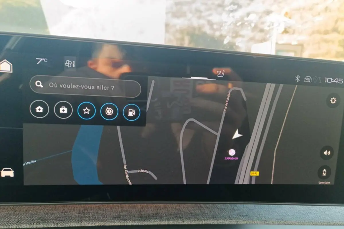 Écran tactile intérieur du Peugeot 3008 Hybrid 2025 affichant la navigation GPS avec carte détaillée.