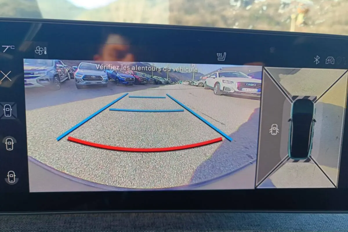 Écran de caméra 360° du Peugeot 3008 Hybrid 145 bleu ingaro, vue arrière avec lignes de guidage colorées.