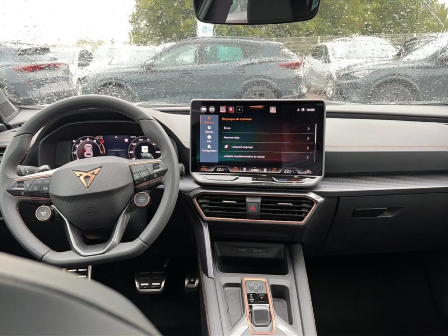 Vue intérieure frontale du tableau de bord et volant du CUPRA Formentor 1.5 etsi hybrid, avec écran tactile et finitions noires.
