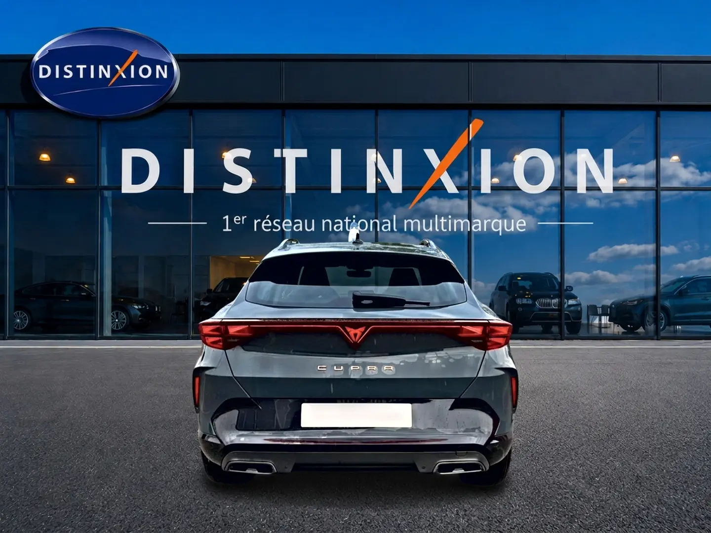Vue arrière d'un CUPRA Formentor bleu fjord 2026, avec feux arrière LED et double sortie d'échappement visible.