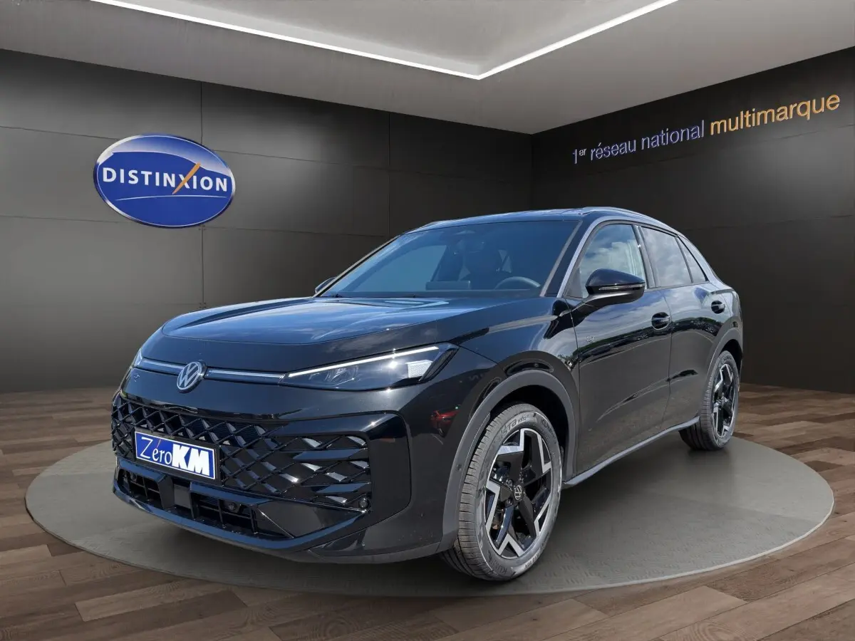 Volkswagen T-Roc noir en 3/4 avant droit, avec calandre noire et jantes distinctives en alliage.