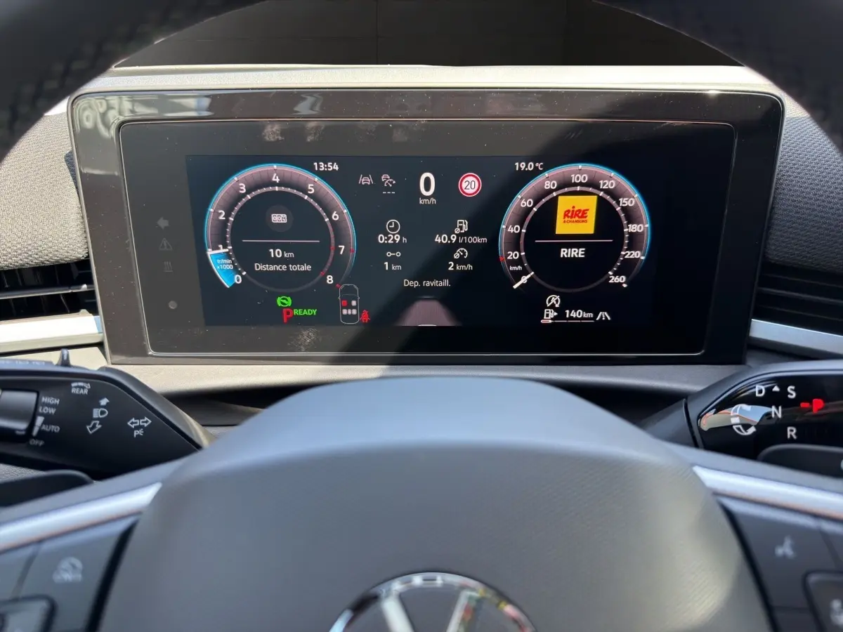 Vue intérieure centrée sur le combiné numérique du Volkswagen T-Roc 2026, affichage multifonctions clair et moderne.