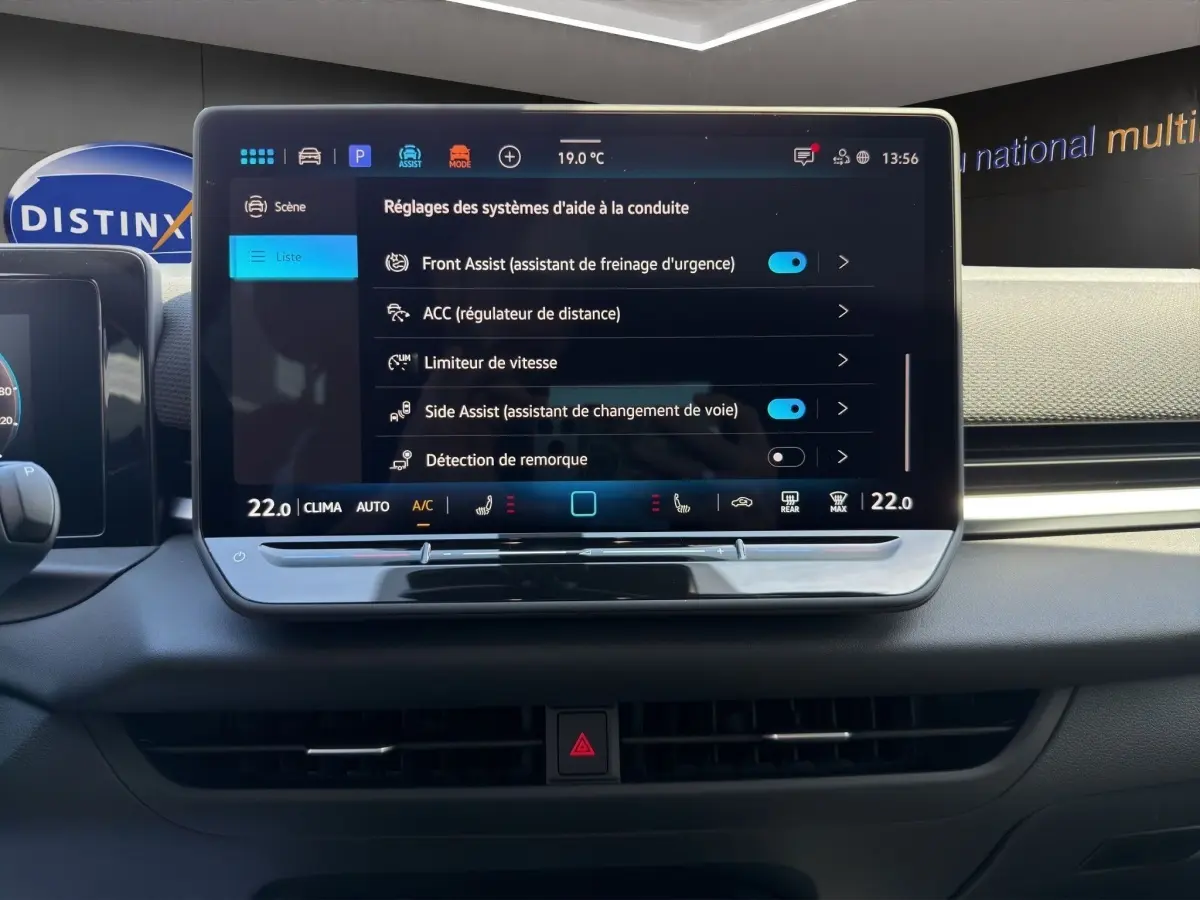 Écran tactile central affichant les réglages d'aide à la conduite du Volkswagen T-Roc 1.5 eTSI noir, vue intérieure frontale.