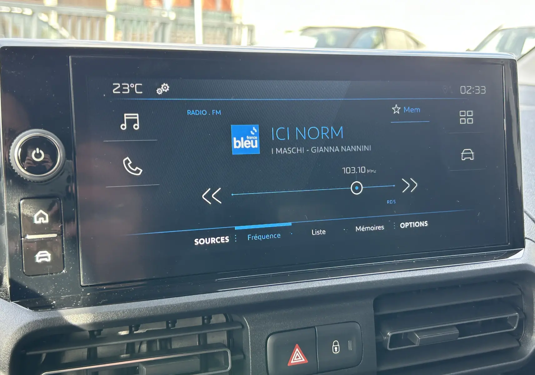 Écran tactile central du Peugeot Partner Fourgon 2025 affichant la radio FM sur fond noir avec commandes tactiles.