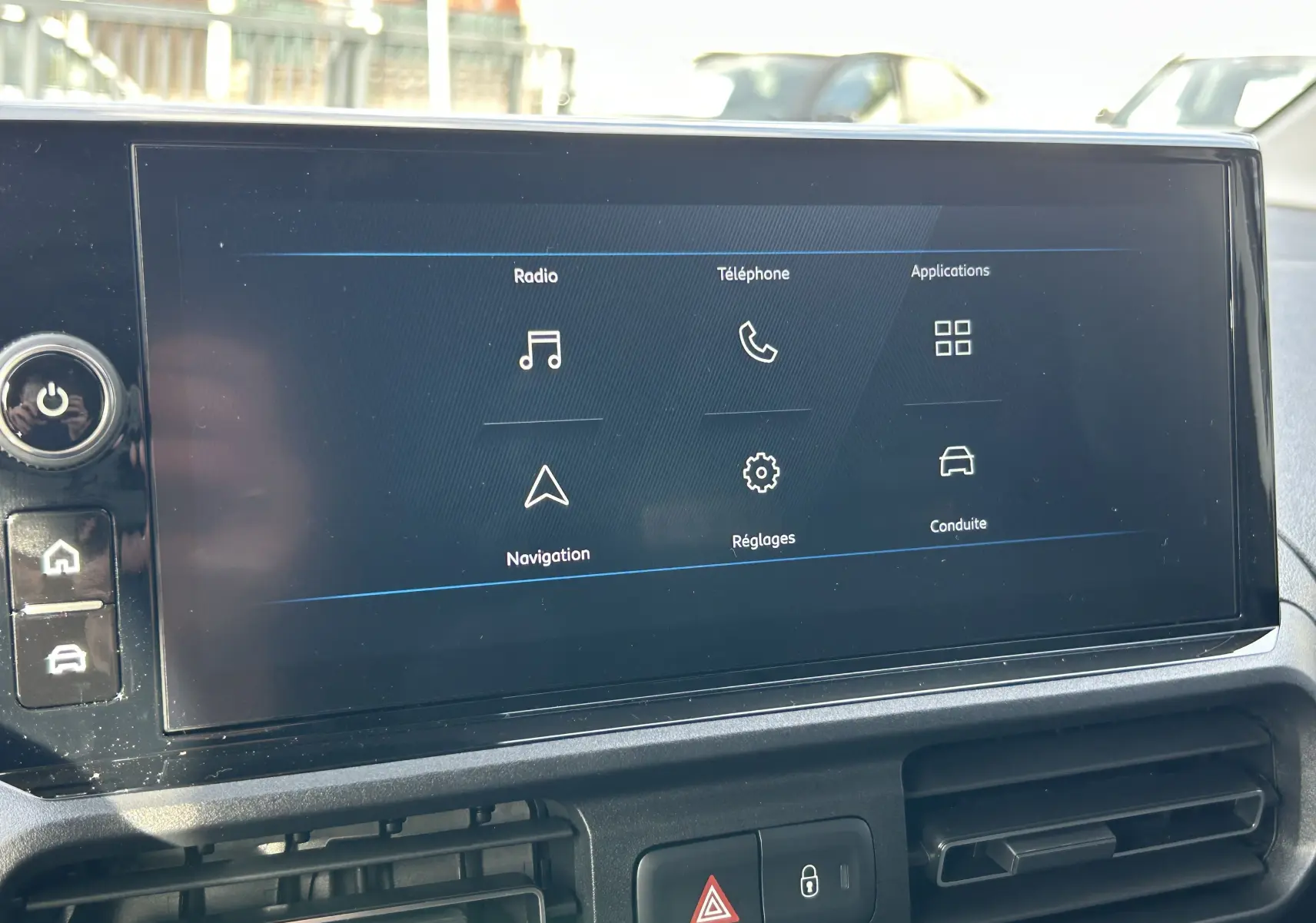 Écran tactile central du Peugeot Partner Fourgon 2025 affichant menu radio, téléphone, navigation et réglages.