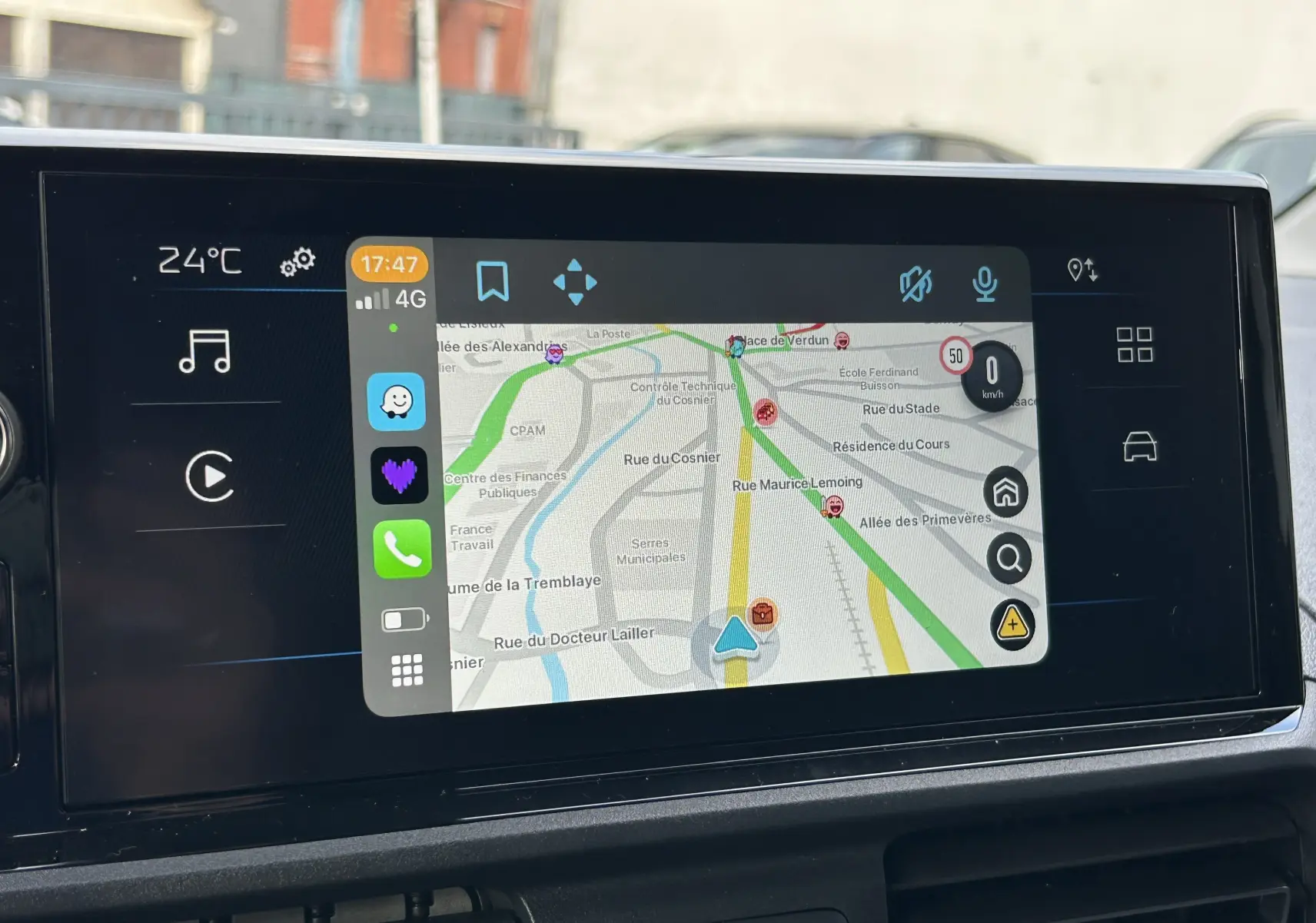 Écran tactile central du Peugeot Partner Fourgon 2025 affichant la navigation et les applications connectées.