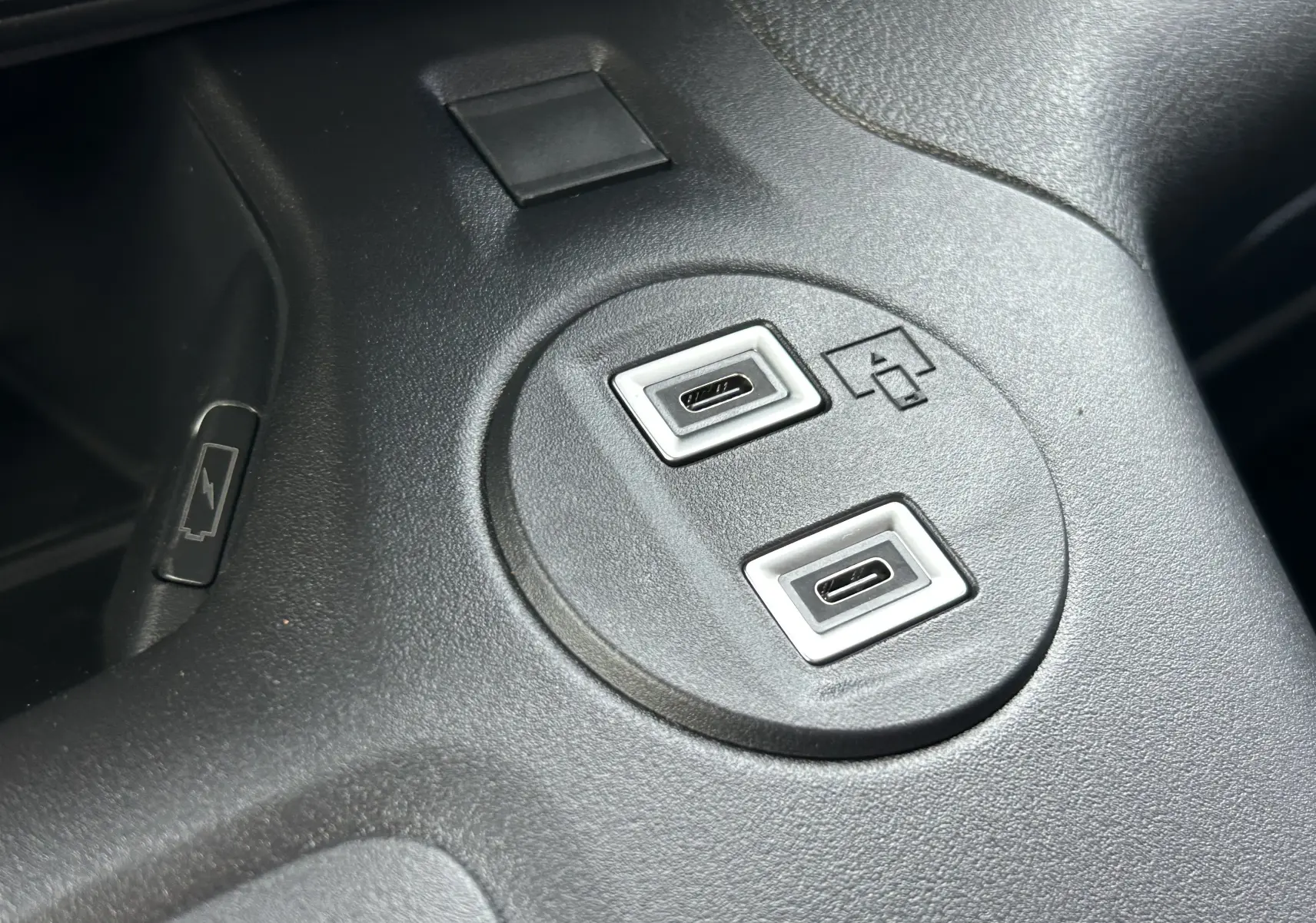 Gros plan sur deux ports USB-C intégrés dans la console noire du Peugeot Partner Fourgon 2025.
