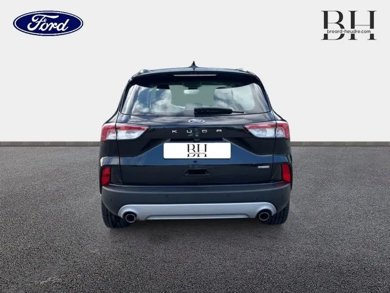 Vue arrière d'un Ford Kuga 2023 noir Agate Métallisée avec double sortie d'échappement et feux arrière LED.