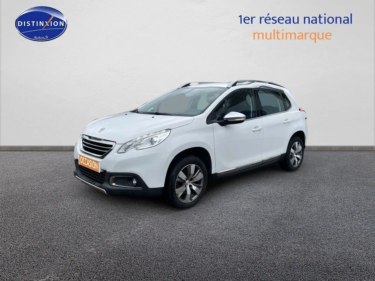 Peugeot 2008 blanc nacré en 3/4 avant droit, avec jantes alliage et barres de toit visibles.
