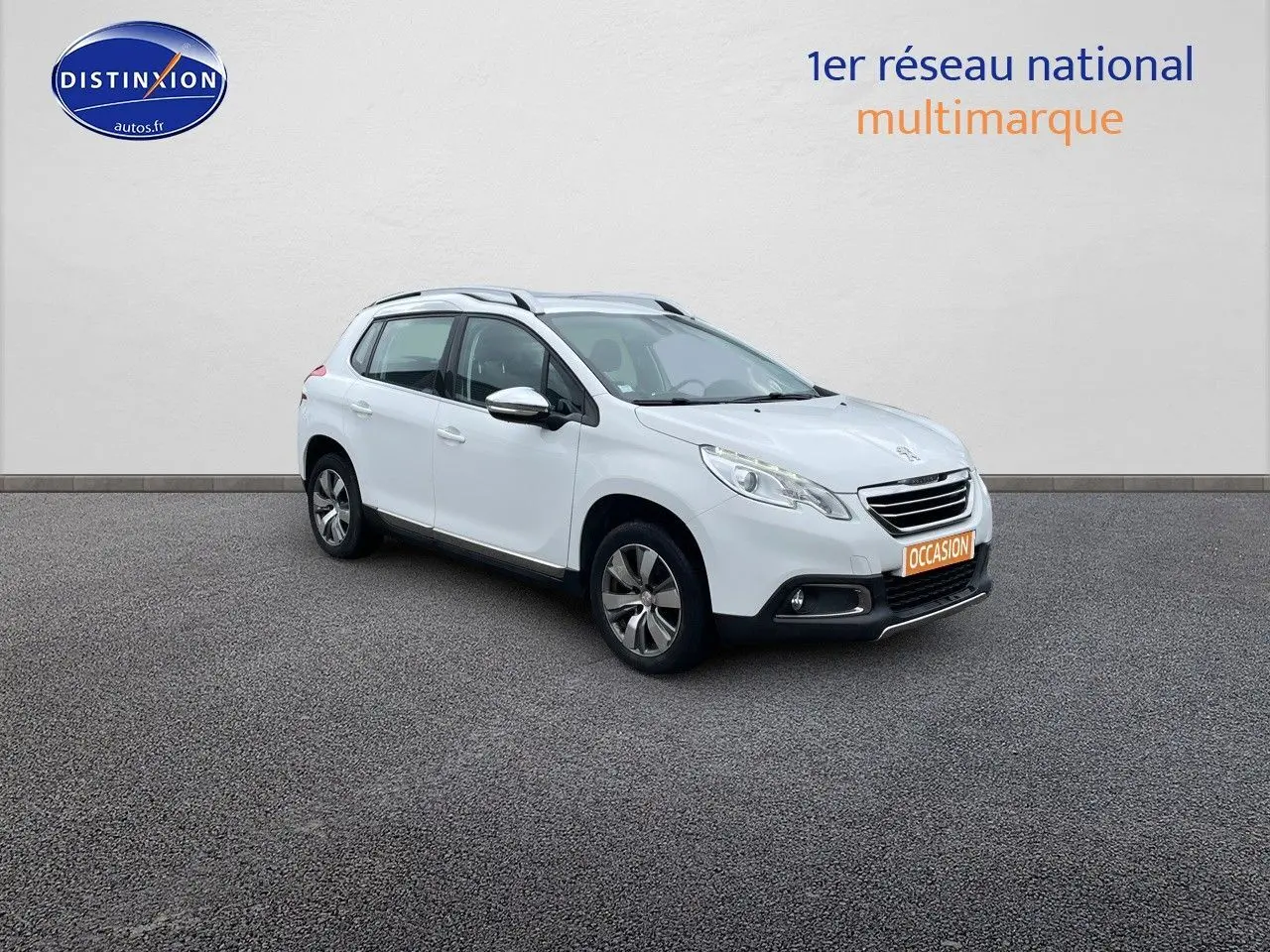 Peugeot 2008 blanc nacré en 3/4 avant droit, avec toit ouvrant et jantes alliage visibles sur parking.