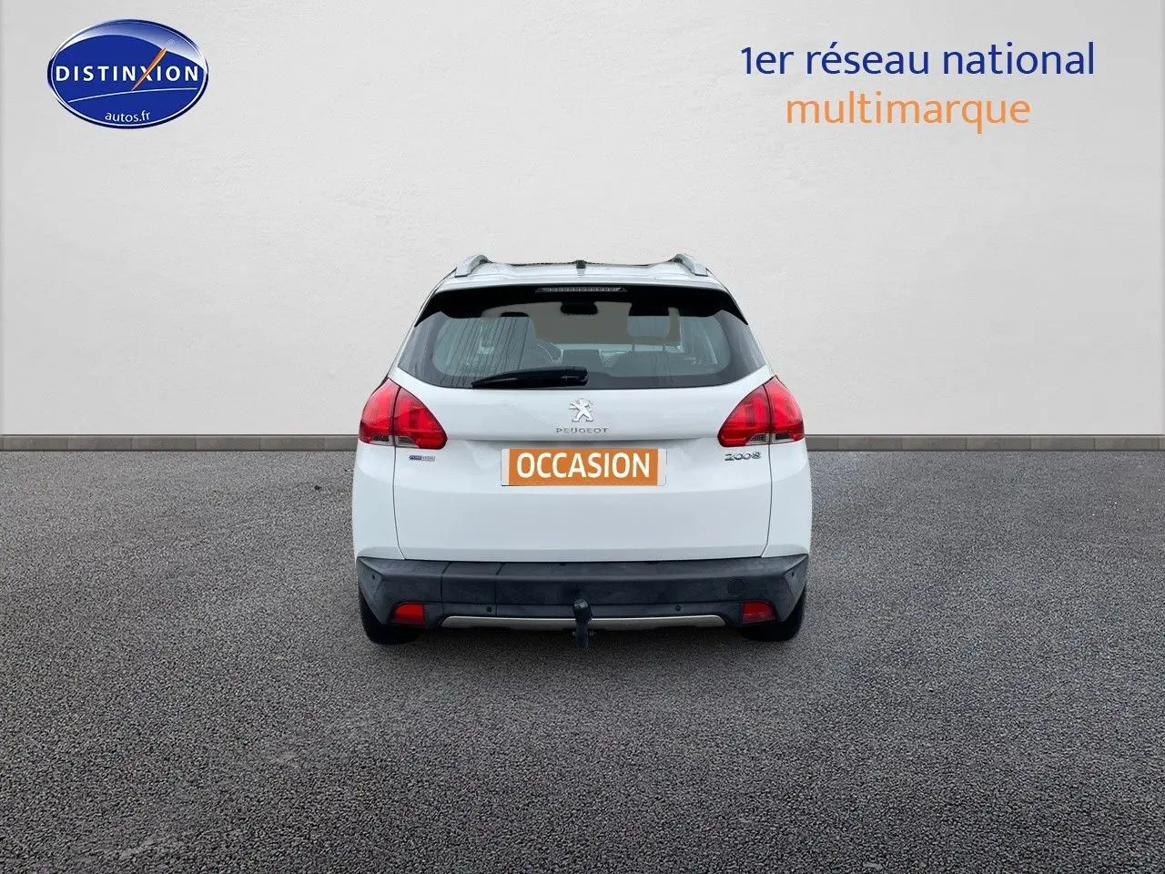 Vue arrière d'un Peugeot 2008 blanc nacré de 2015 avec attelage et feux arrière rouges bien visibles.