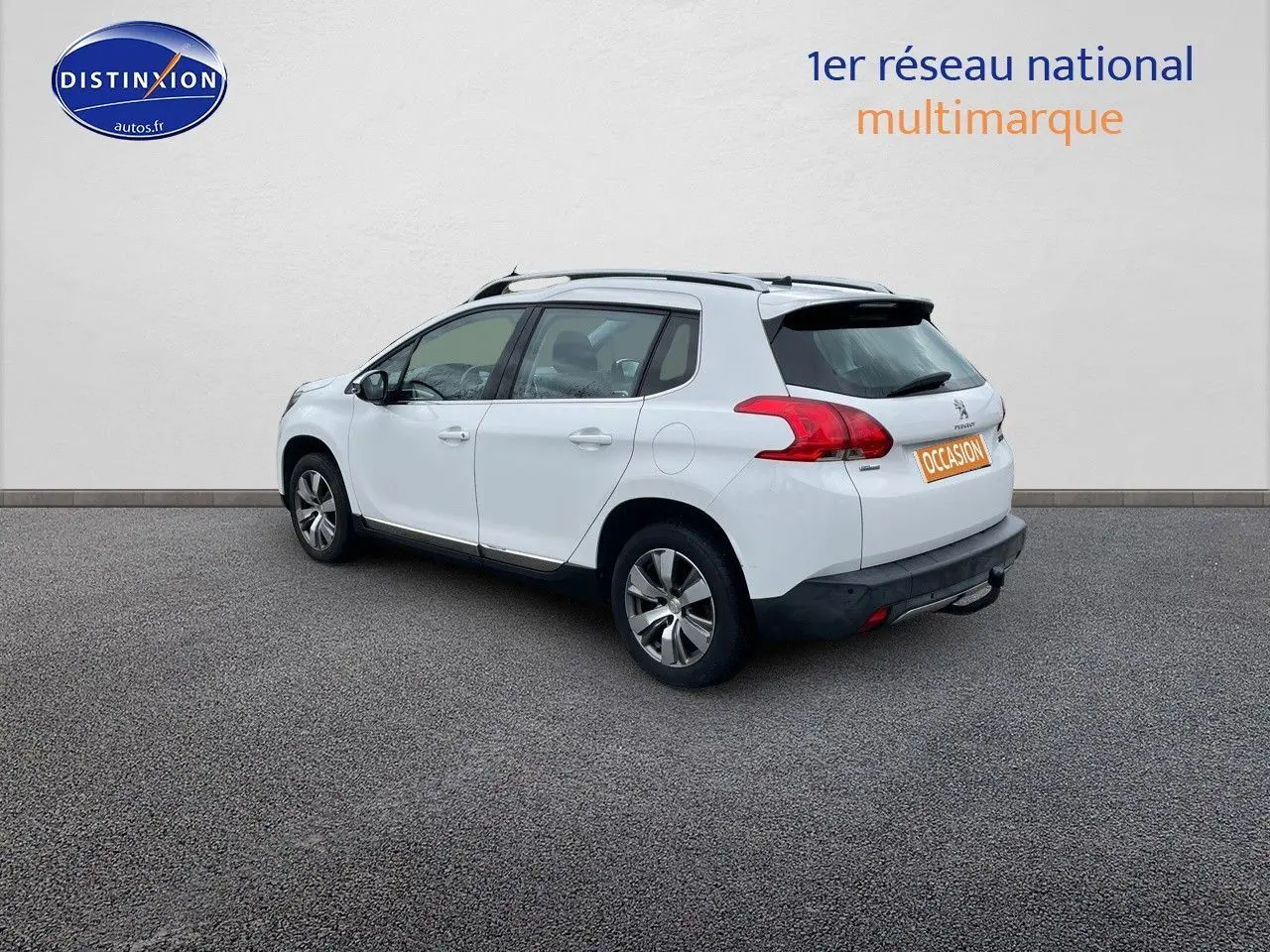 Peugeot 2008 blanc nacré vue de trois quarts arrière côté gauche, avec jantes alliage et toit noir contrasté.