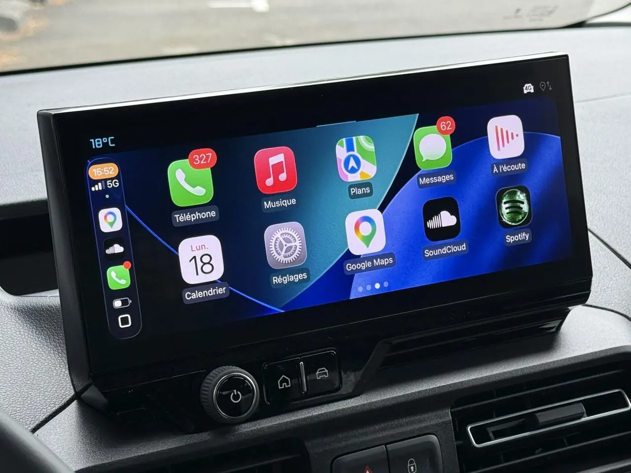 Écran tactile 10 pouces du tableau de bord du Citroën Berlingo Multispace 2026 affichant Apple CarPlay.