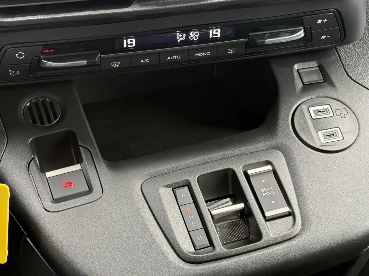 Vue rapprochée de la console centrale du Citroën Berlingo Multispace 2026, avec commandes de boîte auto et climatisation.