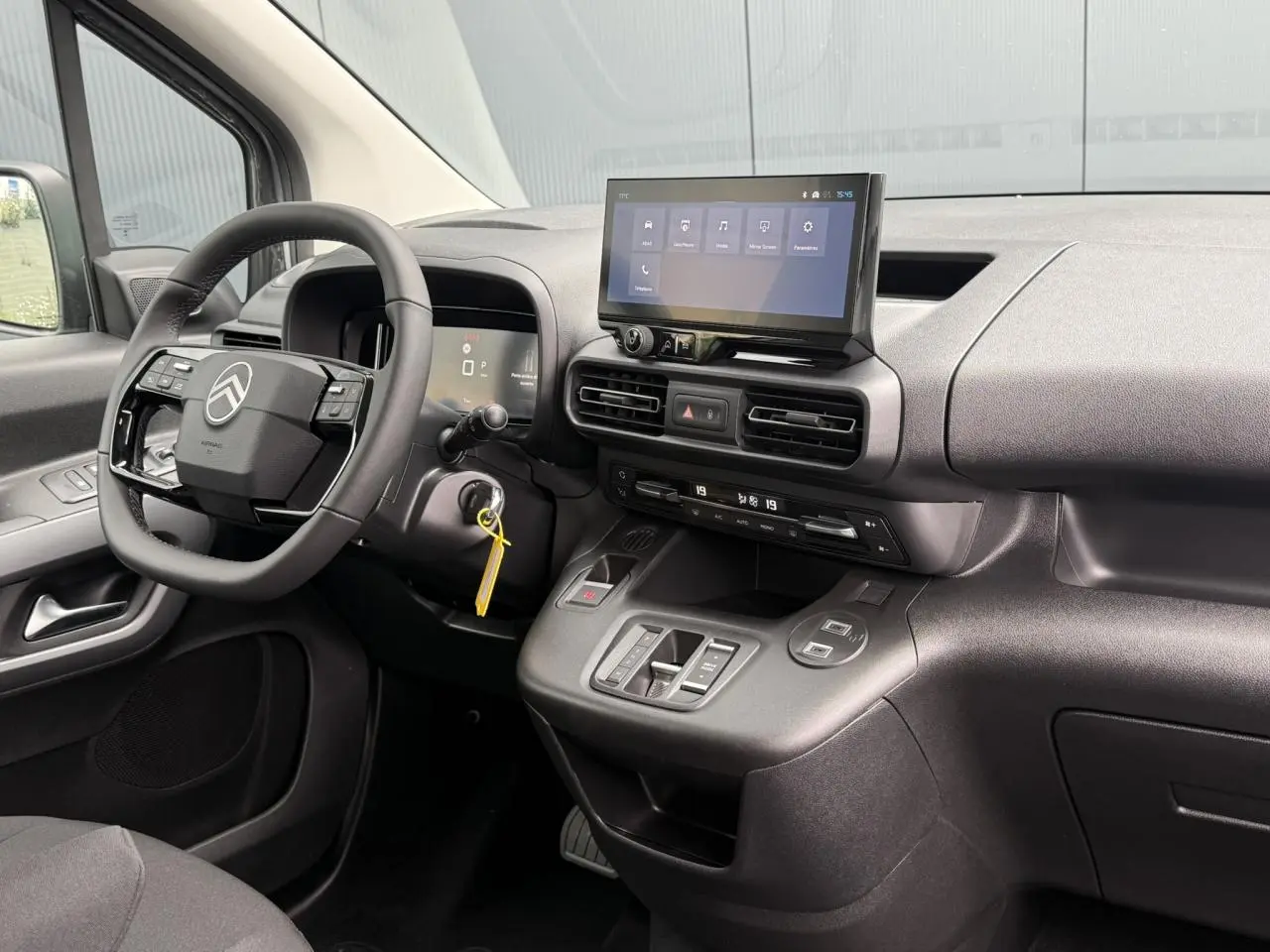 Vue intérieure côté conducteur du Citroën Berlingo Multispace 2026, tableau de bord gris avec écran tactile flottant.