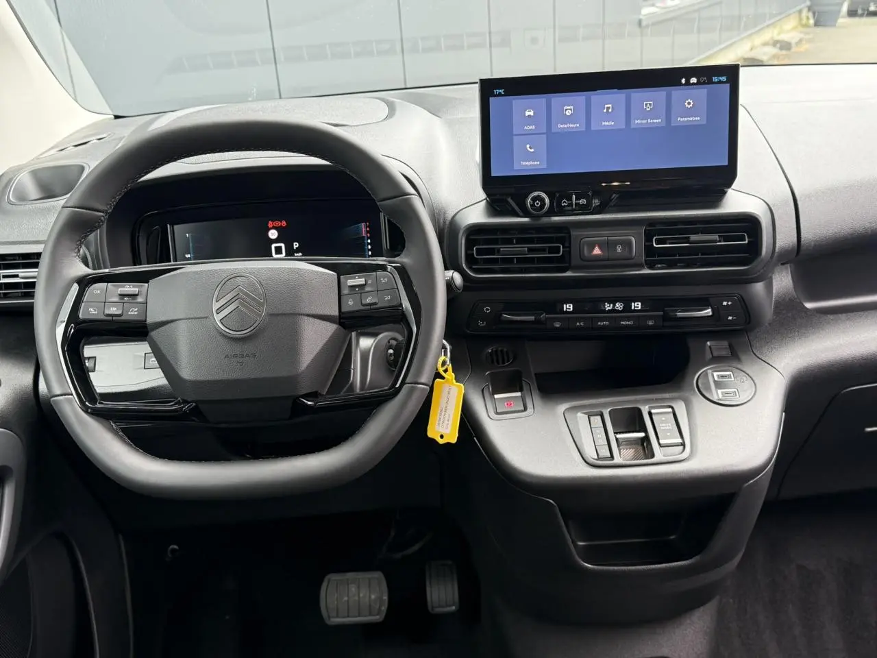 Vue intérieure du tableau de bord du Citroën Berlingo Multispace 2026 avec volant multifonctions et écran tactile central.