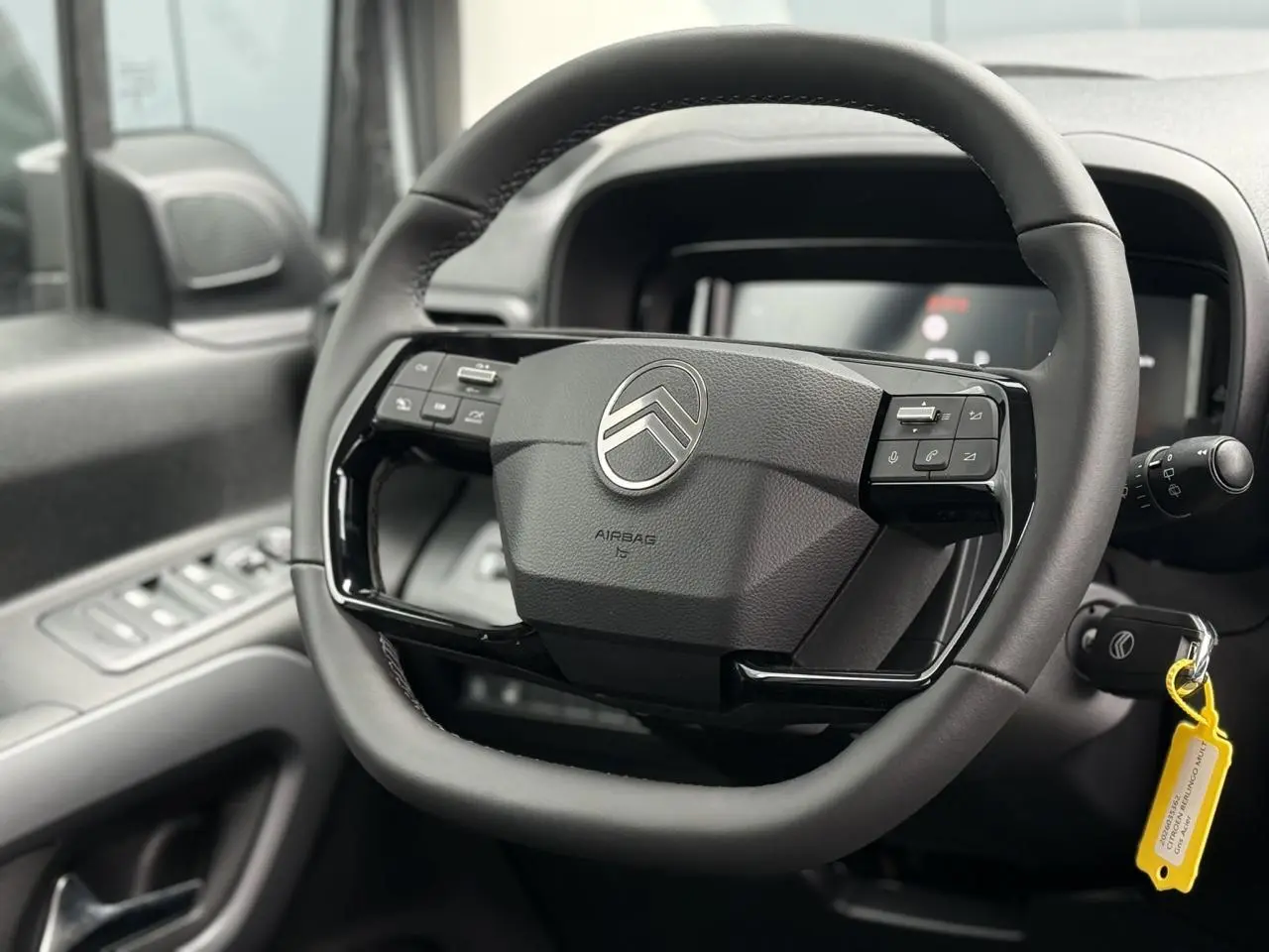 Gros plan sur le volant cuir multifonctions noir du Citroën Berlingo Multispace 2026, avec commandes intégrées.