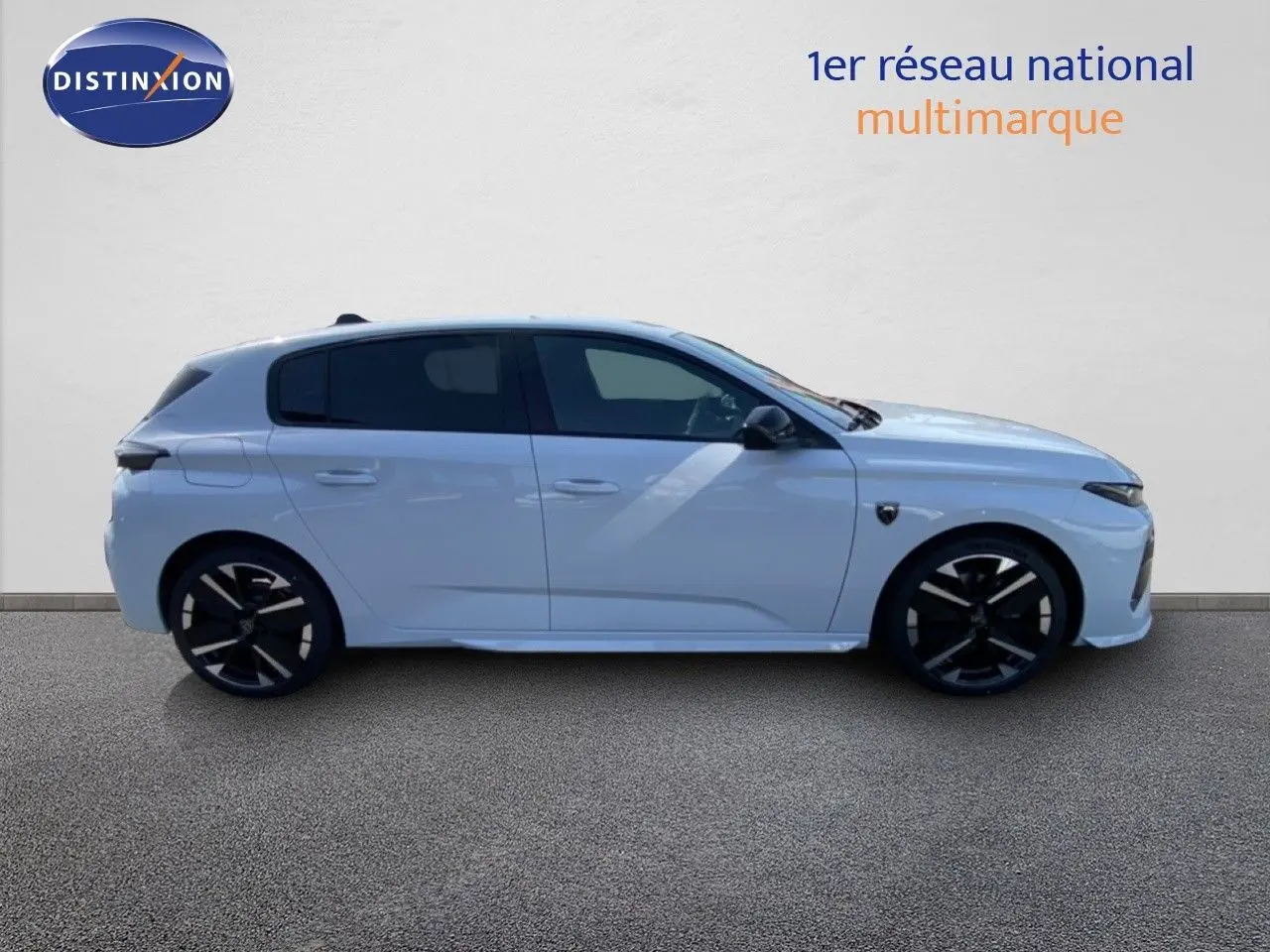 Profil droit d'une Peugeot 308 blanche Okenite Hybrid 145ch GT avec jantes noires et vitres teintées.