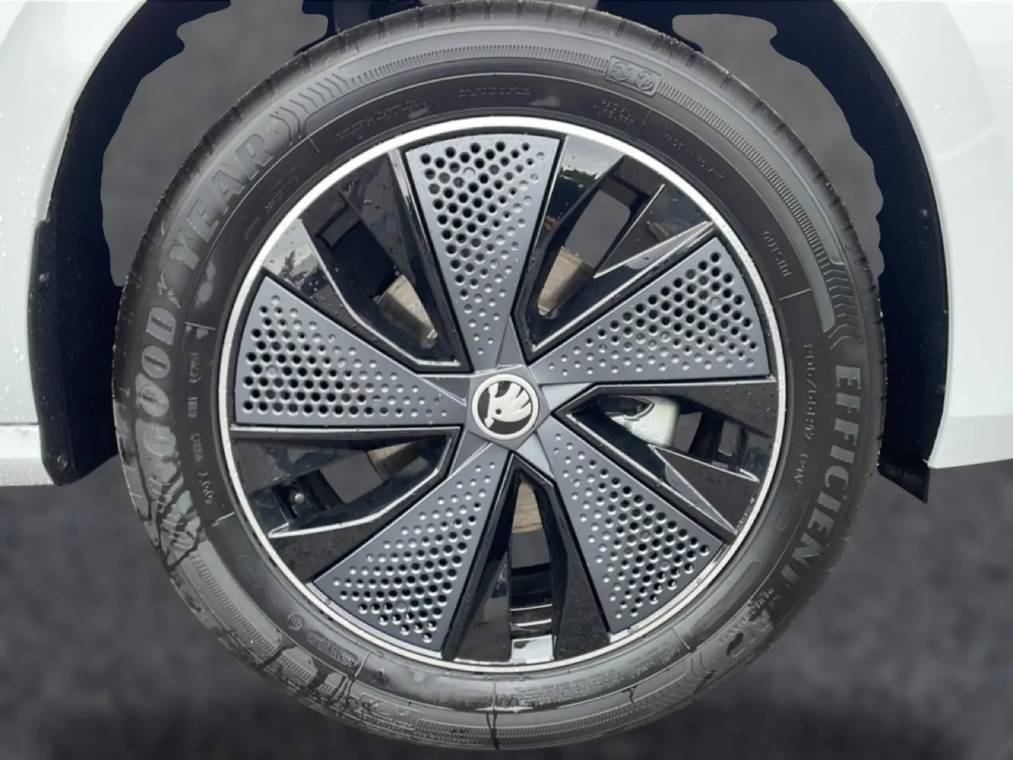 Gros plan sur la jante alu noire et grise du côté gauche d’un Skoda Kamiq blanc nacré, modèle 2026 Monte Carlo.