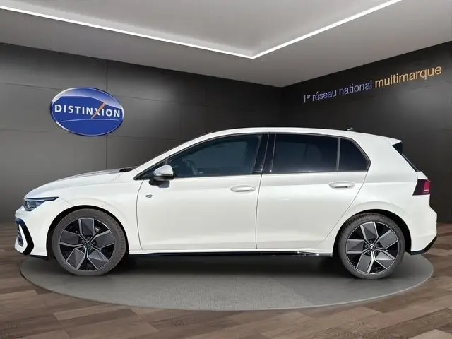 Vue de profil côté gauche d'une Volkswagen Golf blanche 2025 finition R-Line avec toit panoramique et jantes distinctives.