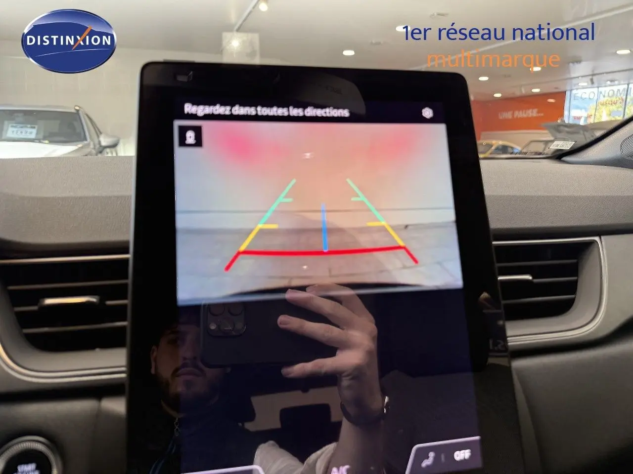 Écran central affichant la caméra de recul dans l’habitacle d’un Renault Captur gris Cassiopée métal avec toit gris, vue de face.