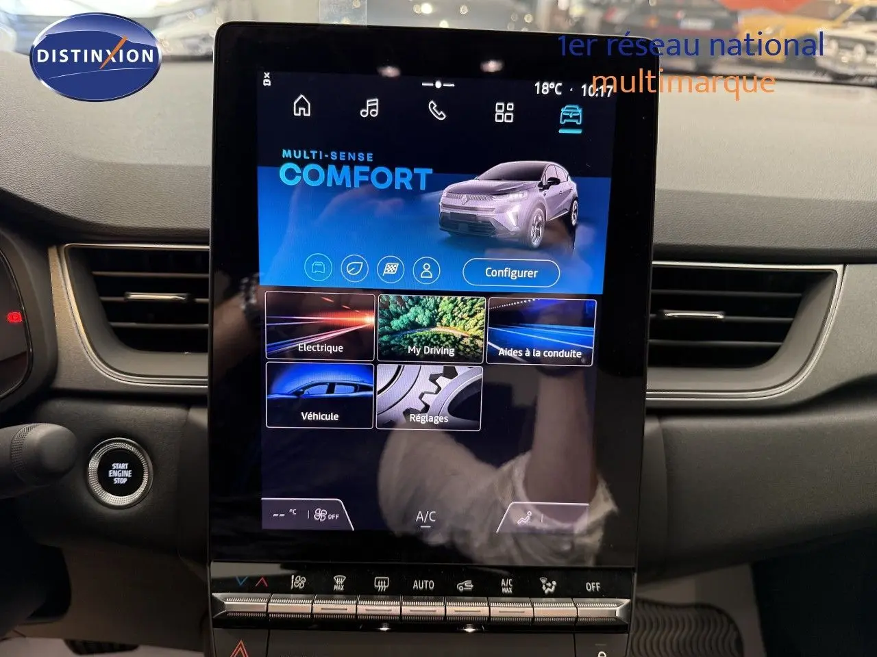 Vue rapprochée de l’écran tactile central du tableau de bord du Renault Captur gris Cassiopée Métal avec interface multimode confort.
