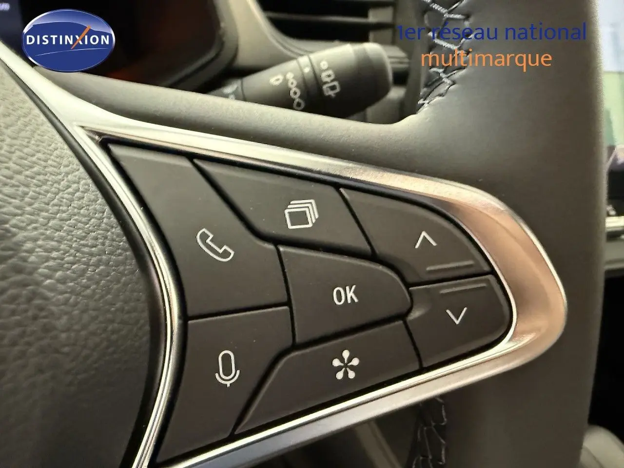 Gros plan sur les commandes multifonctions côté gauche du volant du Renault Captur gris Cassiopée 2025.
