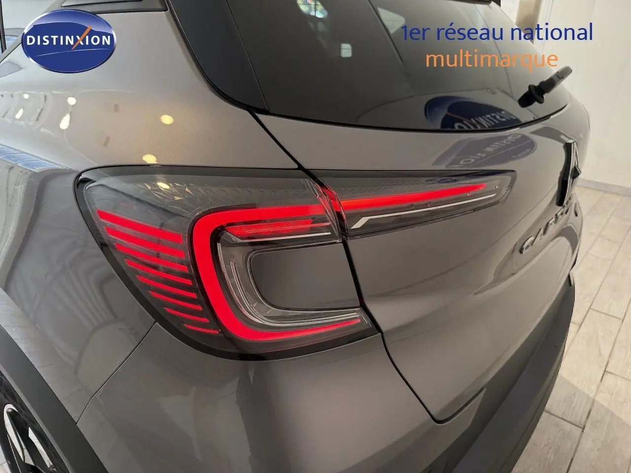 Feu arrière droit allumé d'un Renault Captur gris Cassiopée métal avec toit gris, vue en gros plan arrière.