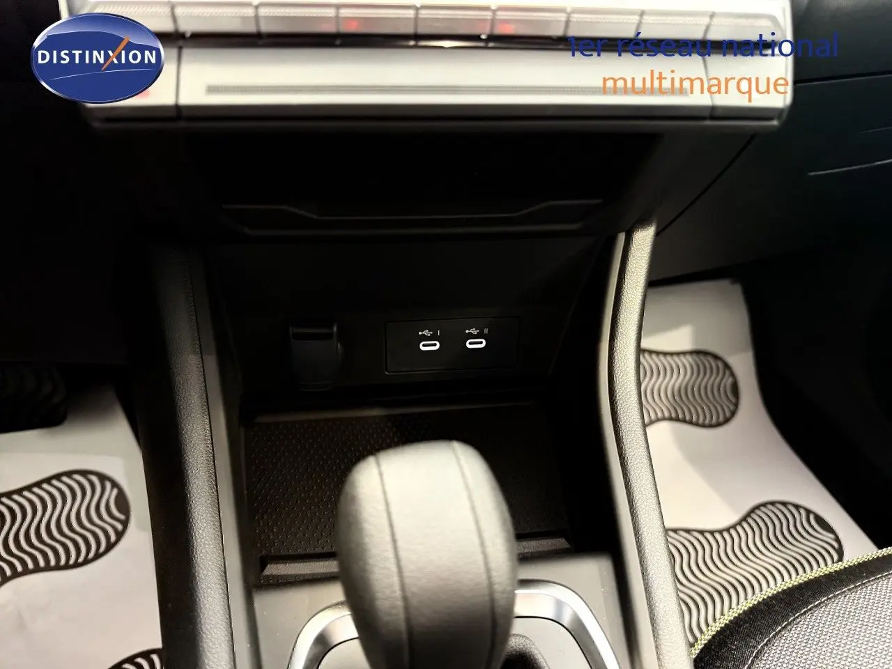 Gros plan sur la console centrale du Renault Captur 2025, montrant le levier de vitesse automatique et ports USB.