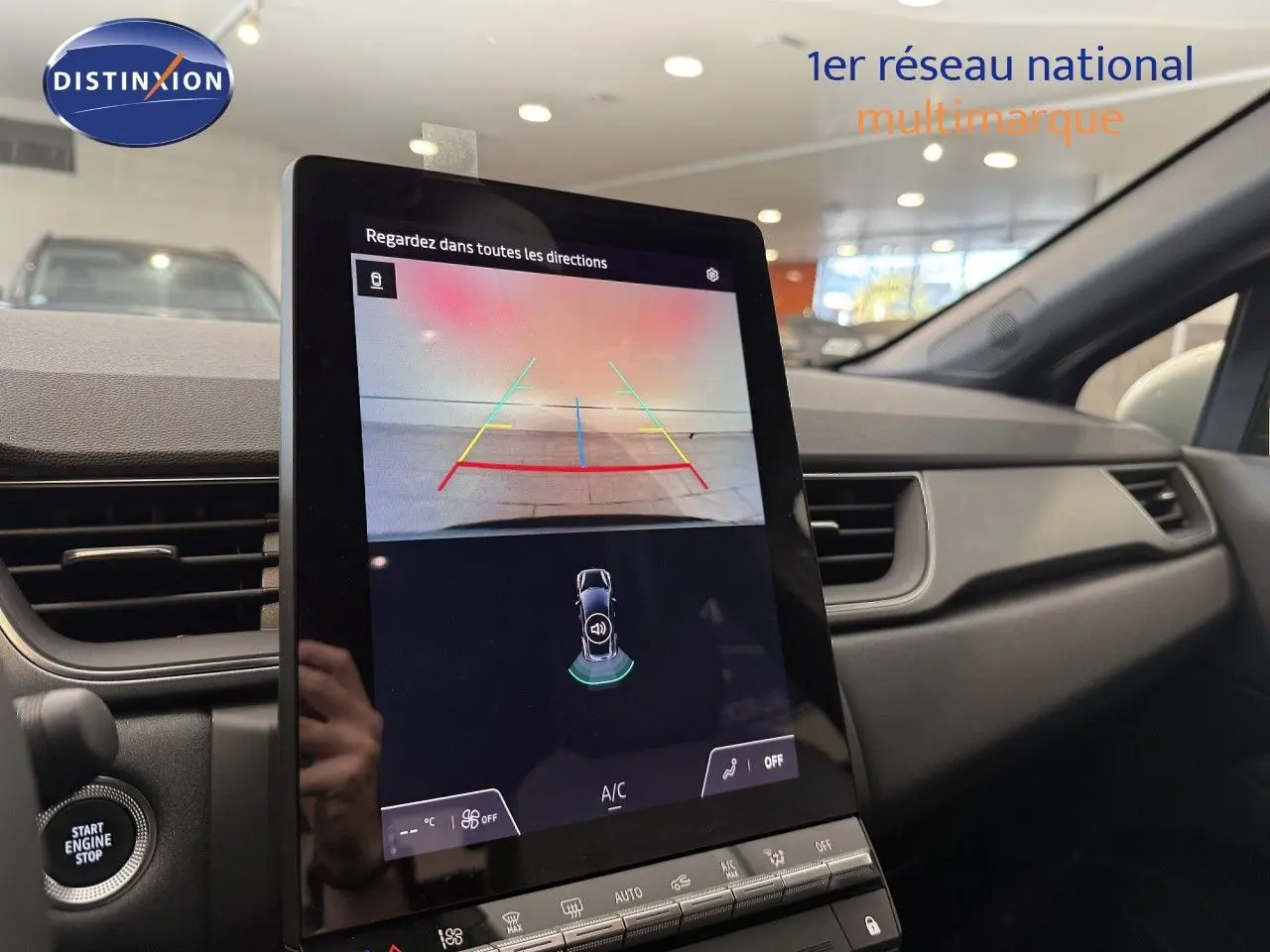 Vue intérieure centrée sur l'écran tactile affichant la caméra de recul du Renault Captur gris cassiopée métal avec toit gris.