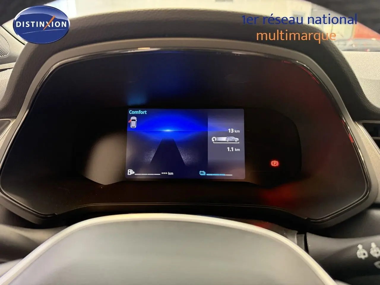 Vue rapprochée du tableau de bord numérique du Renault Captur 2025, affichage digital en mode confort.