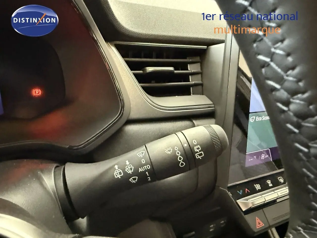Vue intérieure rapprochée du commodo d'essuie-glace à gauche du volant dans un Renault Captur gris Cassiopée 2025.