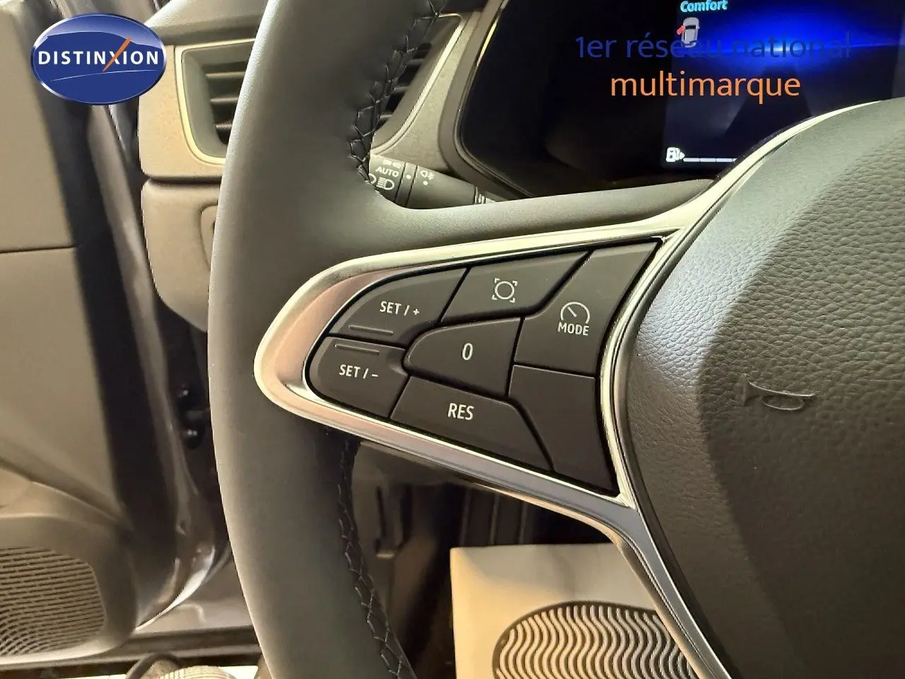 Gros plan sur le volant du Renault Captur 2025, montrant les commandes multifonctions côté gauche en cuir noir.