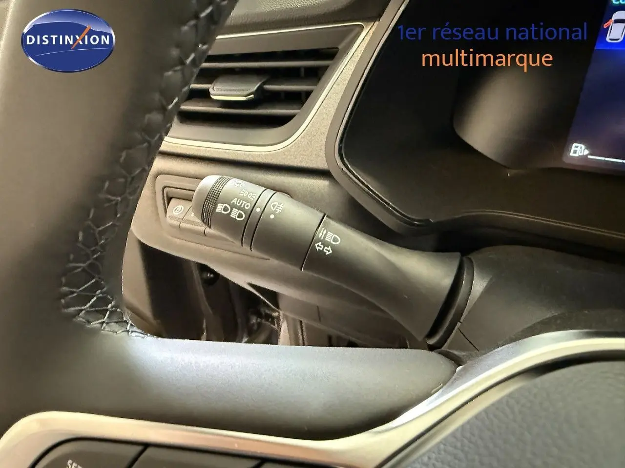 Gros plan sur la manette de clignotant à gauche du volant dans l’habitacle gris du Renault Captur 2025.
