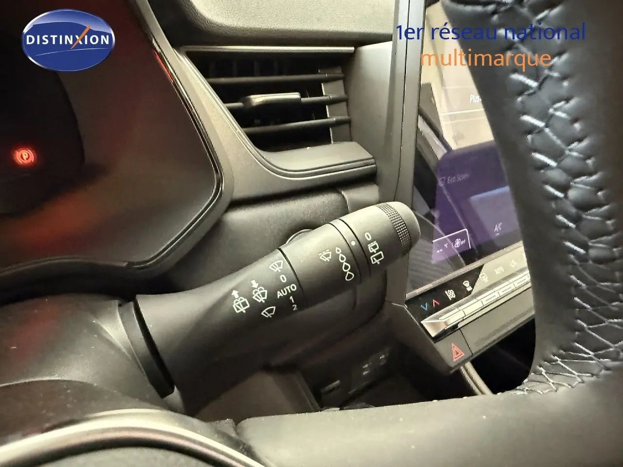 Gros plan sur la commande d’essuie-glace à gauche du volant dans l’habitacle du Renault Captur gris cassiopée 2025.