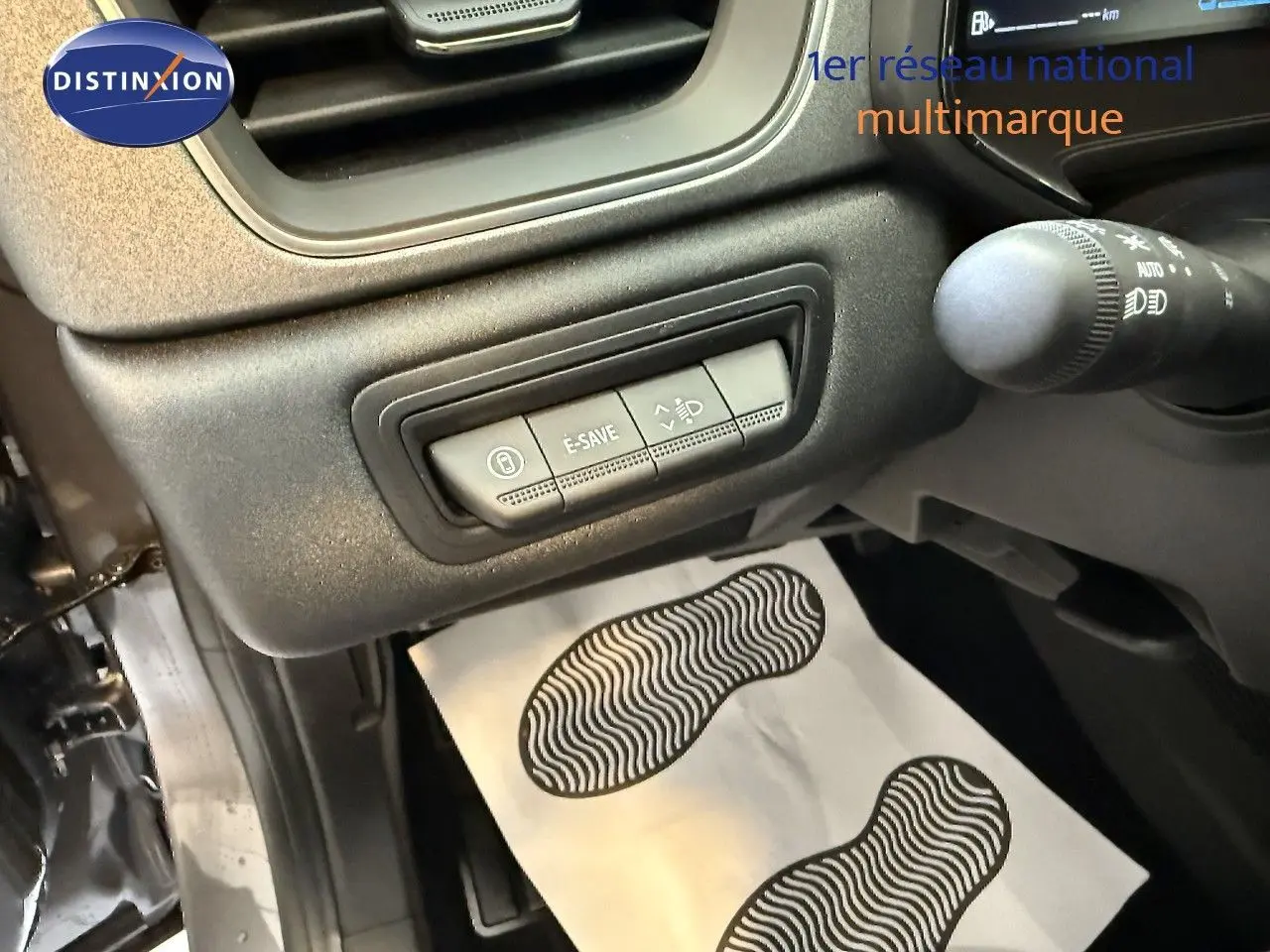 Détail intérieur montrant les commandes E-SAVE et réglage des phares du Renault Captur gris Cassiopée 2025.