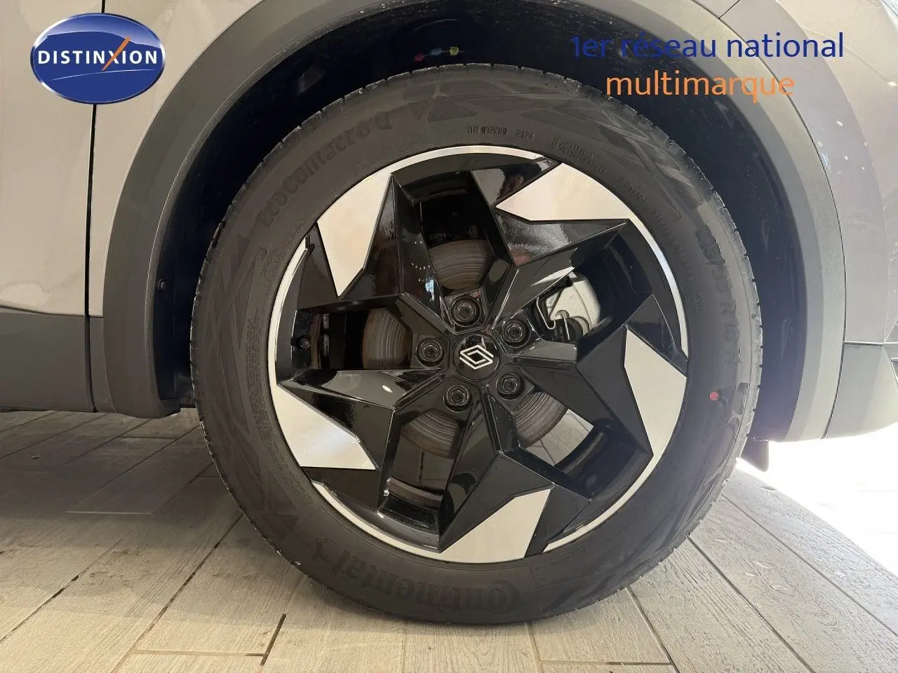 Gros plan sur la roue avant droite du Renault Captur gris Cassiopée avec jante alliage noire et argentée.