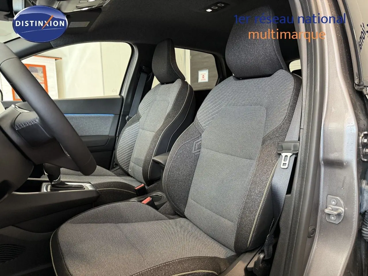 Vue intérieure côté droit sur les sièges avant gris tissu du Renault Captur 2025 gris Cassiopée métal avec toit gris.