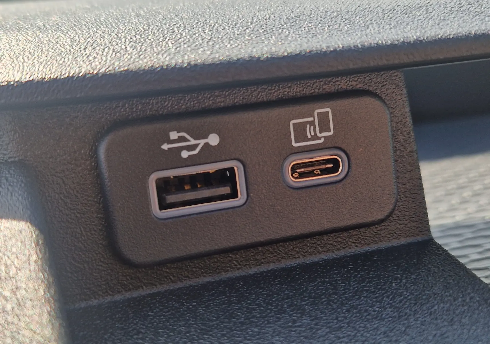 Gros plan sur les ports USB-A et USB-C intégrés dans la console intérieure du véhicule Iveco Daily Chassis Cabine blanc.