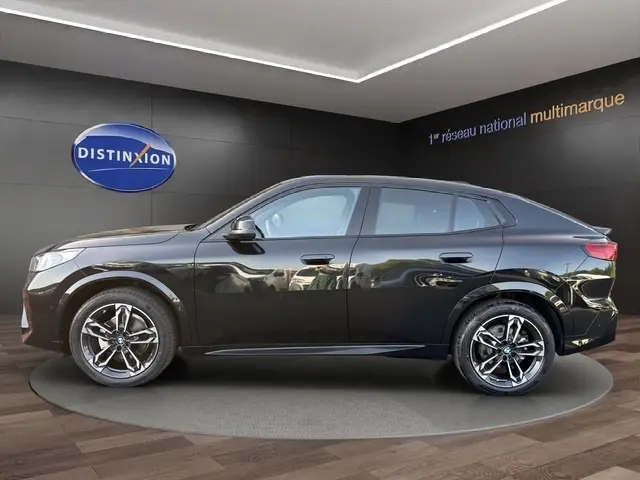 BMW X2 sDrive20d M Sport noir vue de profil côté gauche, jantes alliage distinctives et ligne dynamique
