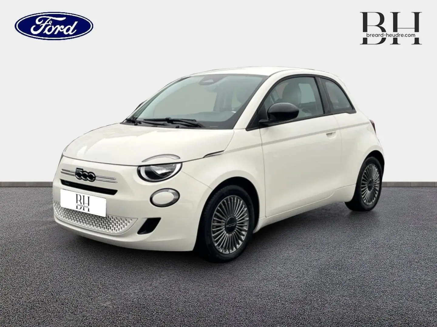 Fiat 500 Ice White pastel vue 3/4 avant droit, avec jantes alu et rétroviseurs noirs contrastants.