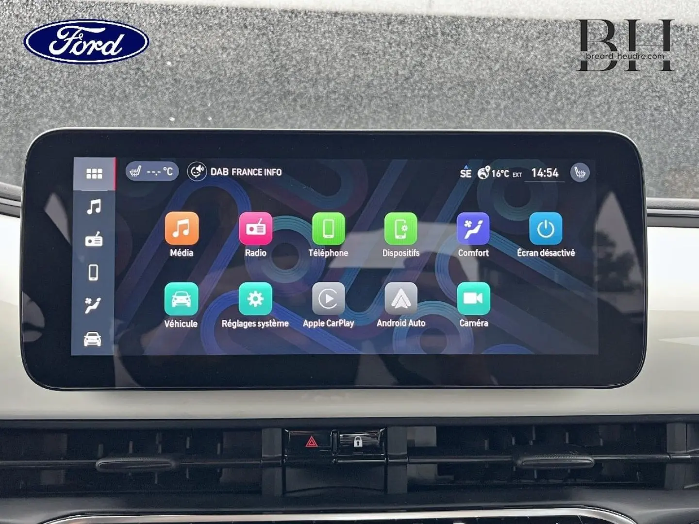 Écran tactile central affichant les options multimédia et connectivité dans une Ford, vue de face.