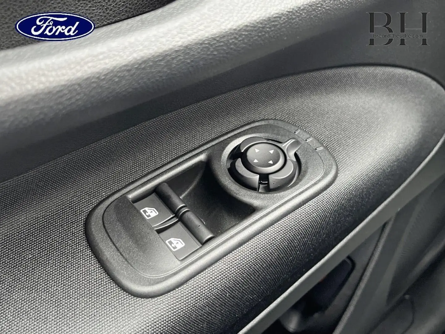 Commande des vitres électriques et réglage des rétroviseurs sur la porte intérieure d'une Fiat 500 Ice White pastel.