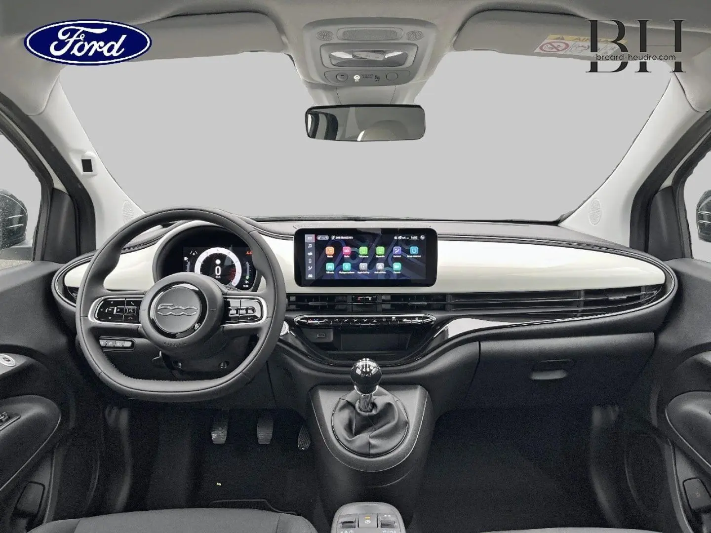 Vue intérieure frontale du tableau de bord de la FIAT 500 Ice White pastel avec volant multifonction et écran tactile central.
