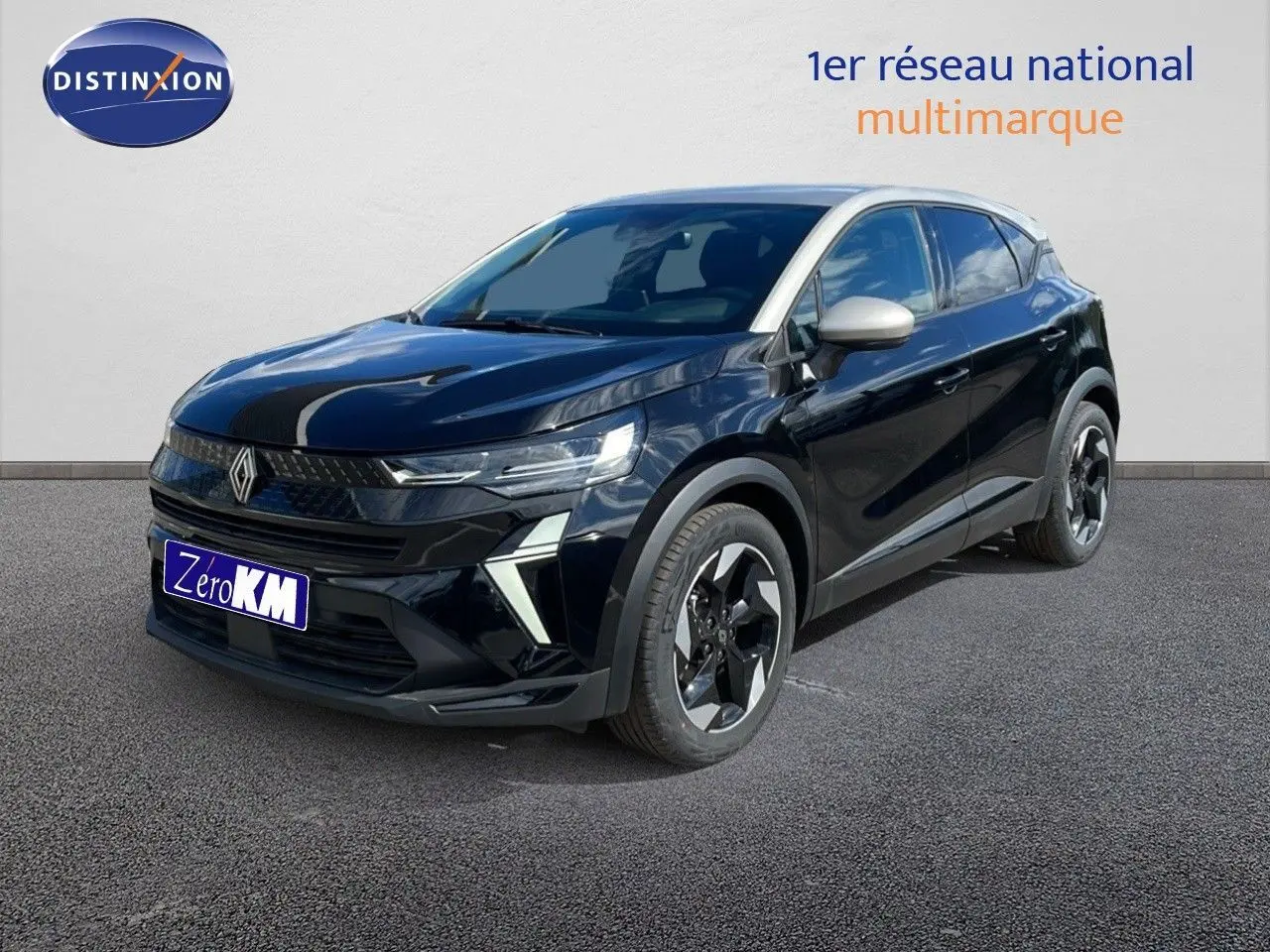 Renault Captur 2025 noir étoile métal avec toit gris, vue 3/4 avant droit mettant en valeur ses optiques LED et jantes biton.
