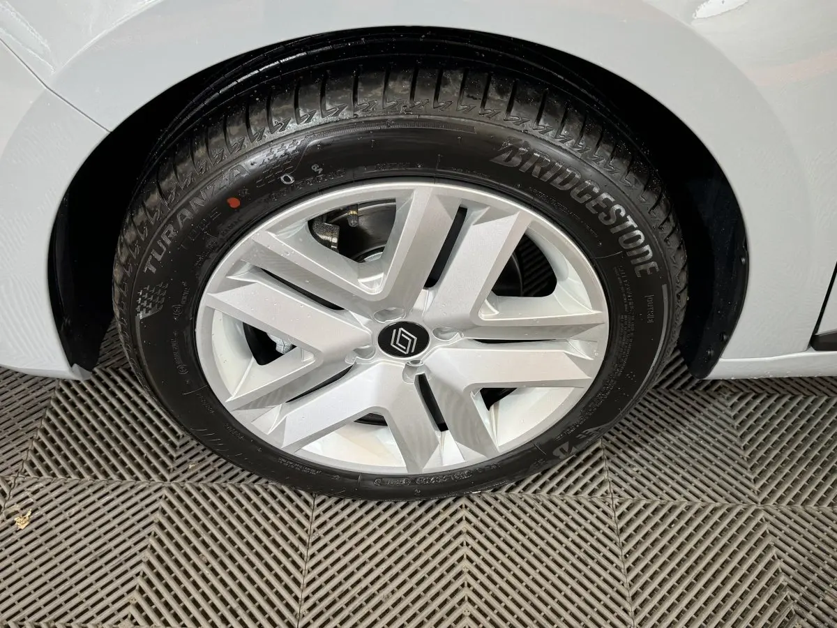 Gros plan sur la roue avant droite gris clair de la Renault Clio Evolution Blue dCi 100 avec jante moderne à cinq branches.